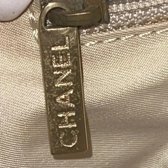 CHANEL
MEDIUM Travel Ligne Tote - Picture 4 of 16